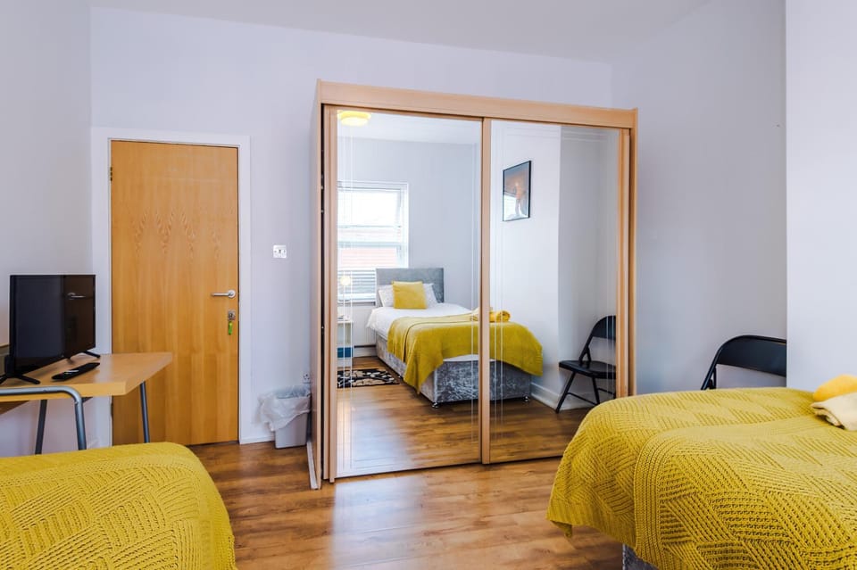 Twin Room near Salford Royal Hospital & University of Salford with Free Parking by Kammili Properties House in Manchester