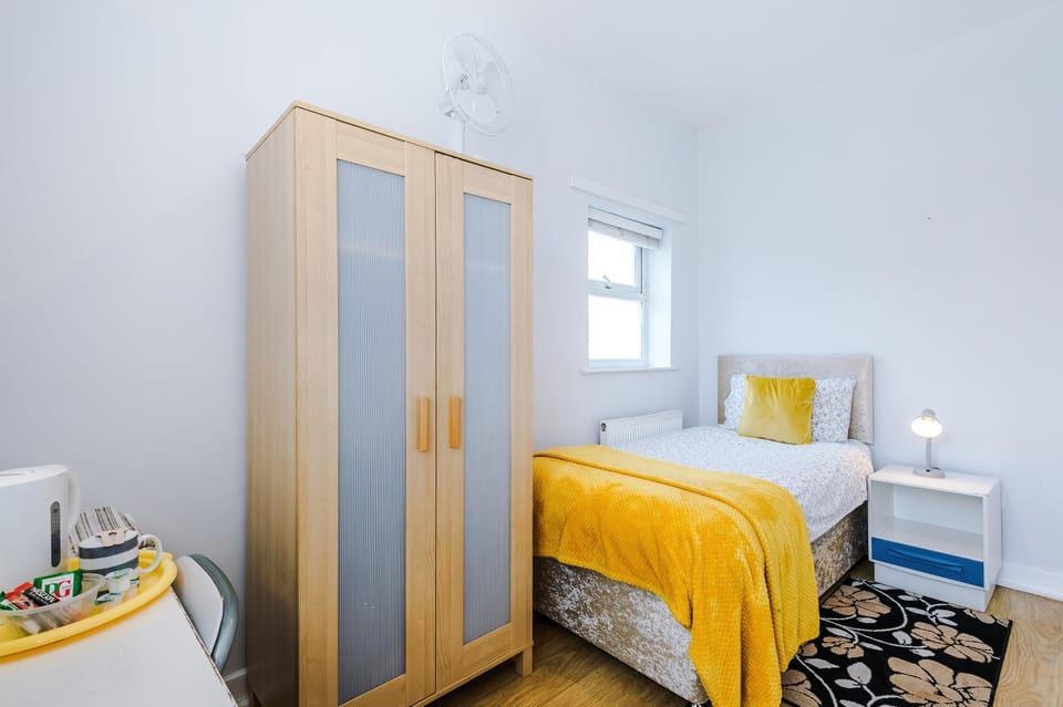 Twin Room near Salford Royal Hospital & University of Salford with Free Parking by Kammili Properties House in Manchester
