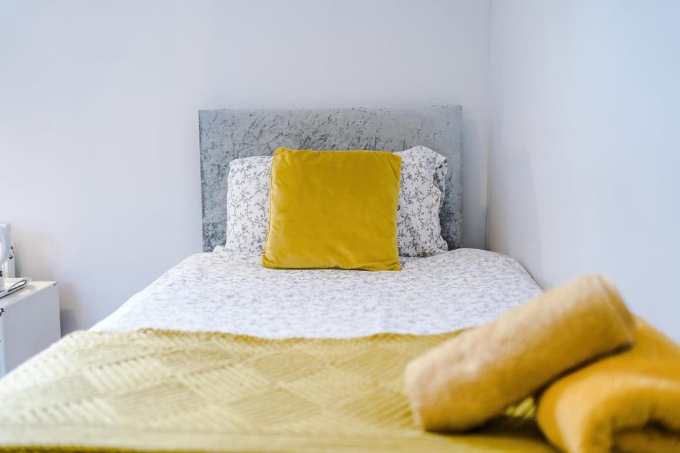 Twin Room near Salford Royal Hospital & University of Salford with Free Parking by Kammili Properties House in Manchester
