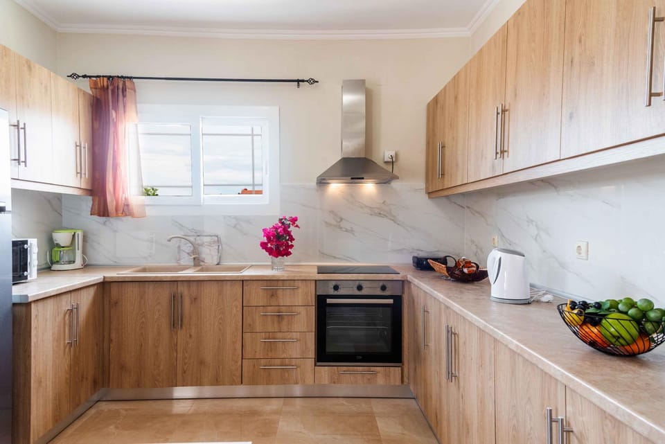 Coffee/tea facilities, Kitchen or kitchenette, minibar, pet friendly, kitchen, air conditioner