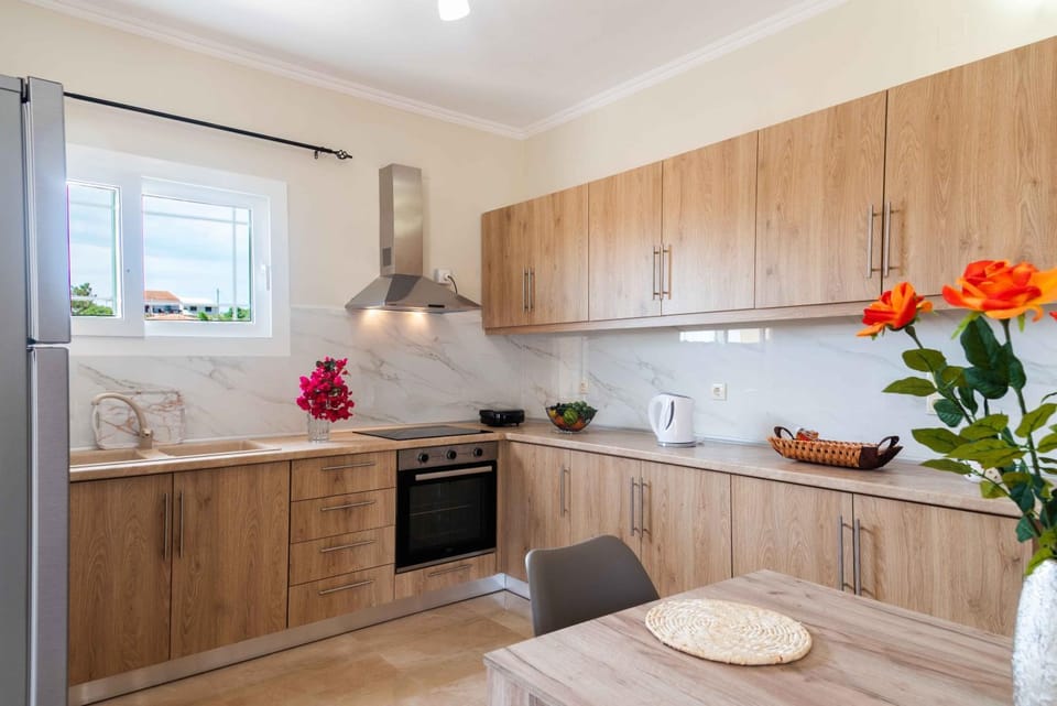 Kitchen or kitchenette, Dining area, minibar, pet friendly, kitchen, air conditioner