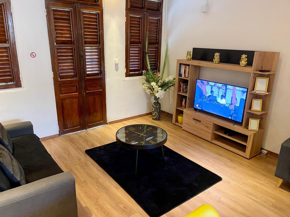 Communal lounge/ TV room, Library, TV and multimedia, Living room, Evening entertainment