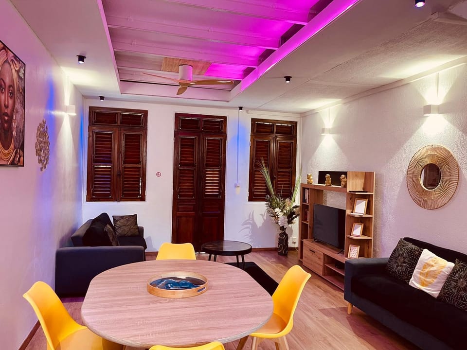 Seating area, Dining area