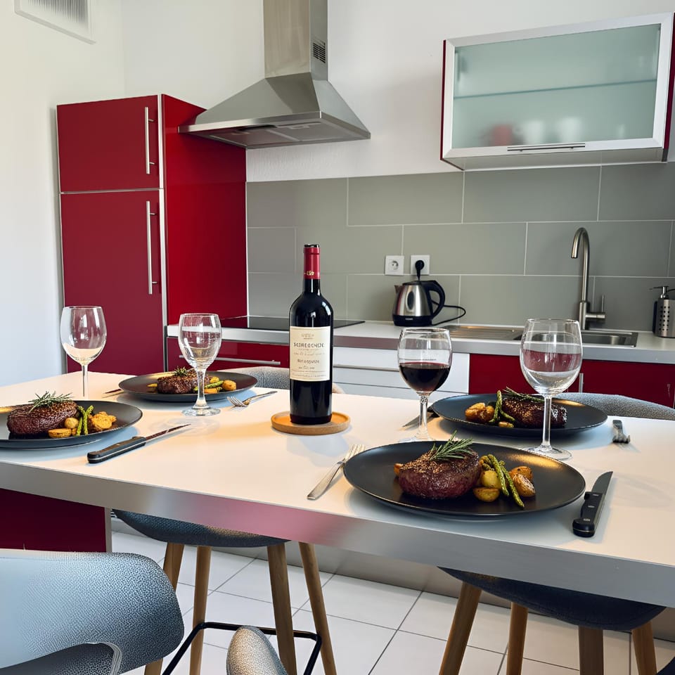 Kitchen or kitchenette, Dining area, minibar, stove