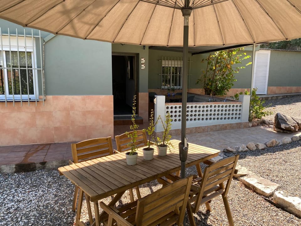 Garden, Seating area, Dining area, Garden view
