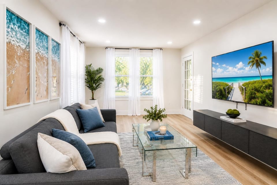 Designer Sun Filled Condo - Walk to Town Apartment in St Petersburg