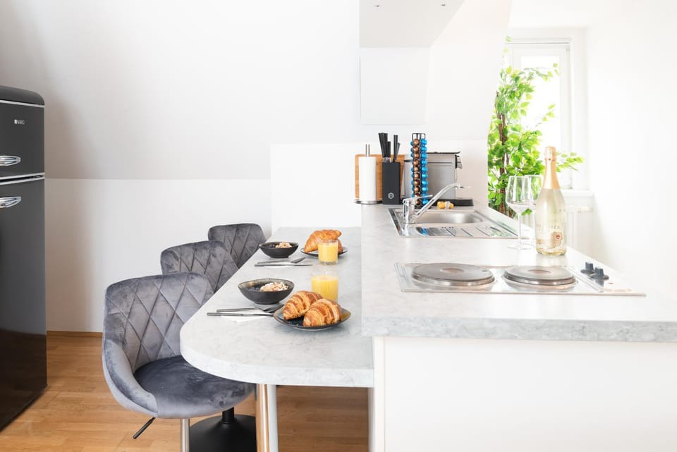 Kitchen or kitchenette, Seating area, Dining area