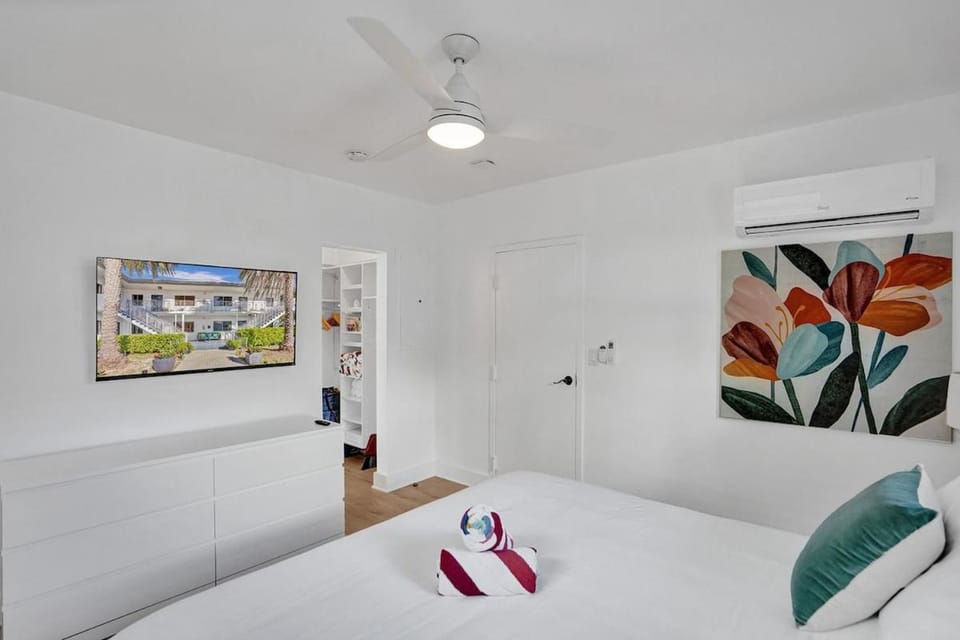 Waves On Walnut - Beach Access Apartment in Hollywood Beach