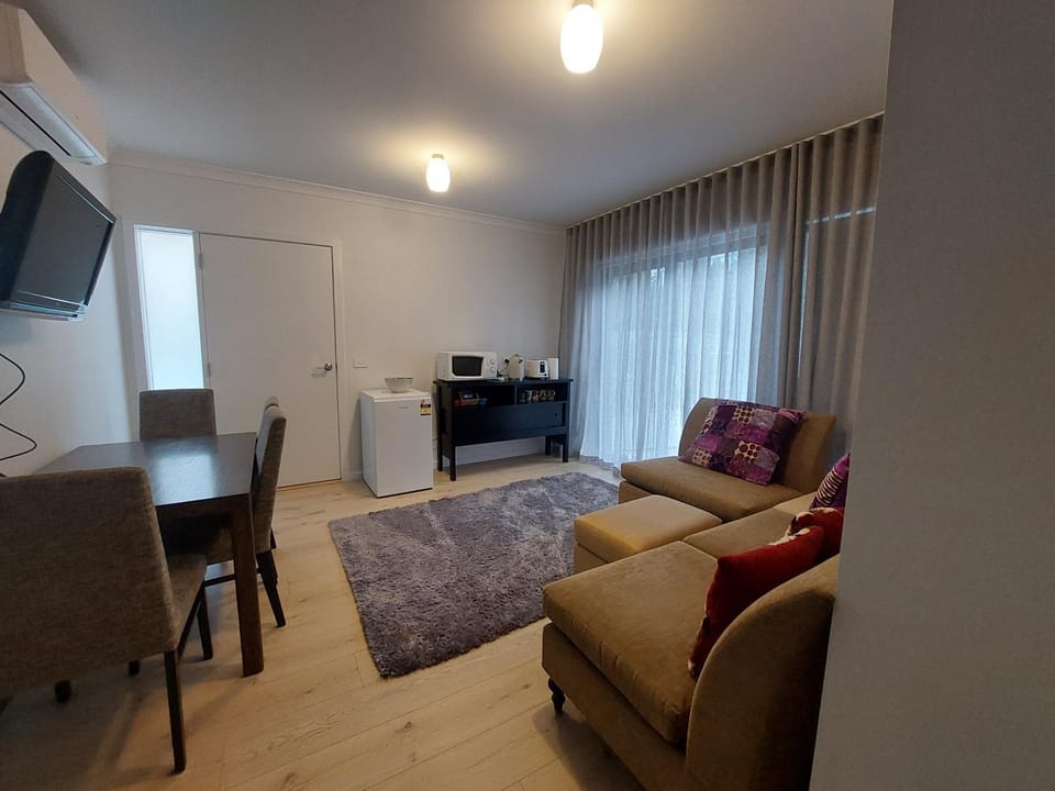 Kitchen or kitchenette, Seating area