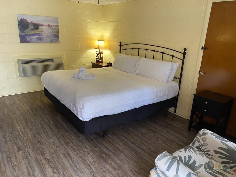 JI6 - JI6, King Guest Room at the Joplin Inn Hotel in Lake Ouachita