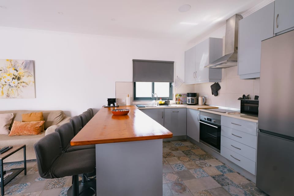 Coffee/tea facilities, Kitchen or kitchenette, Dining area, dishwasher, oven, stove, toaster