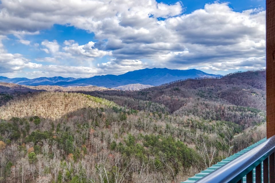 Top Notch Lodge, Indoor Pool, Theater Room, Game Room, Stunning Mtn Views Chalet in Sevier County