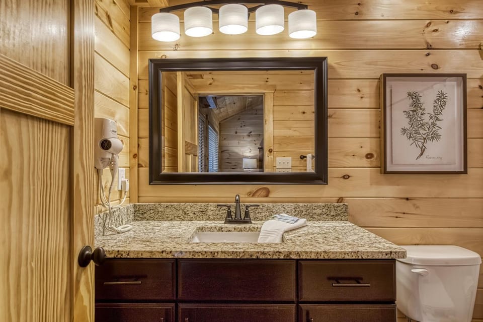Top Notch Lodge, Indoor Pool, Theater Room, Game Room, Stunning Mtn Views Chalet in Sevier County