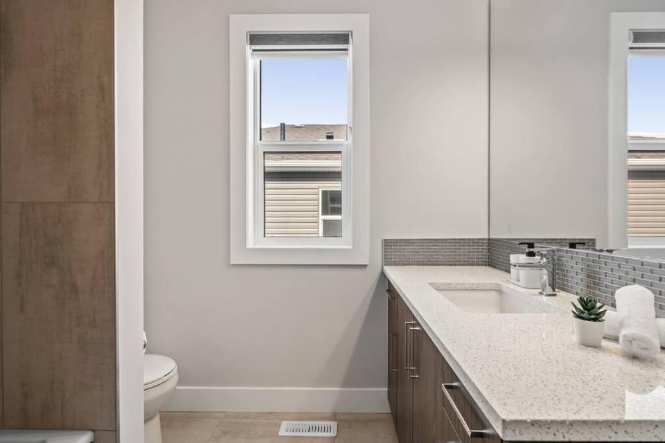 Stylish 3BR Townhouse by Airport House in Calgary