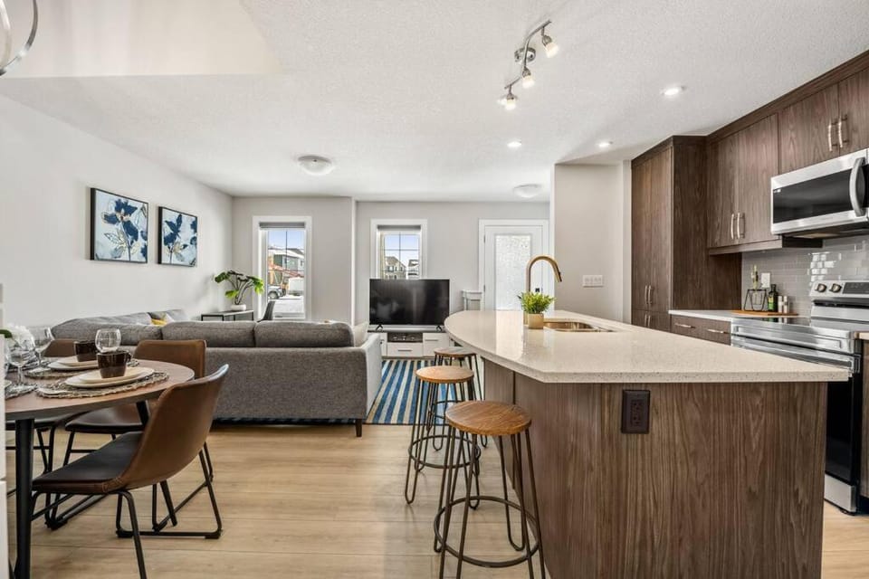 Stylish 3BR Townhouse by Airport House in Calgary
