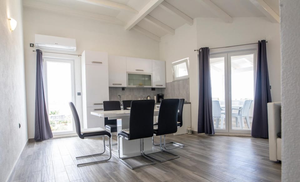 Kitchen or kitchenette, Seating area, Dining area