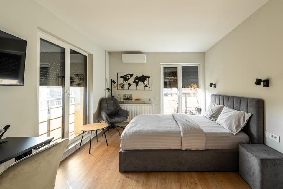 Bed, TV and multimedia, Photo of the whole room, Seating area, Bedroom