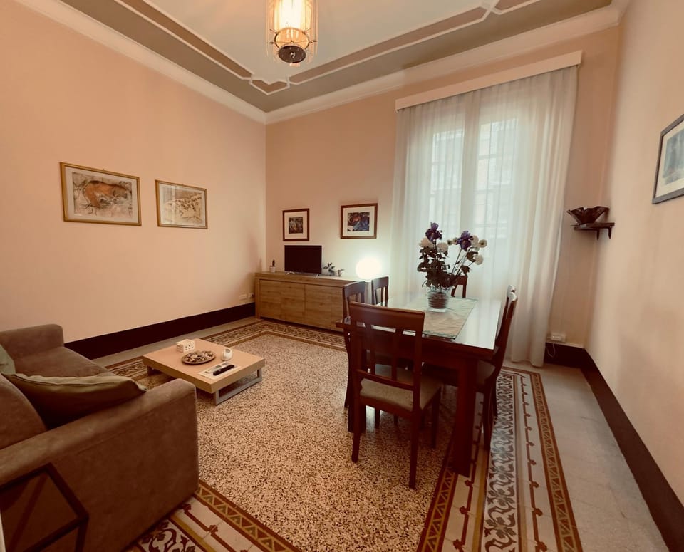 TV and multimedia, Lounge or bar, Lunch