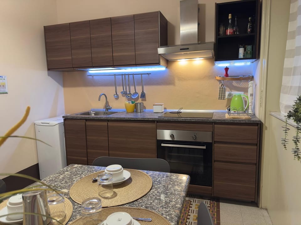 Coffee/tea facilities, Kitchen or kitchenette, Dining area, pet friendly, stove, kitchen