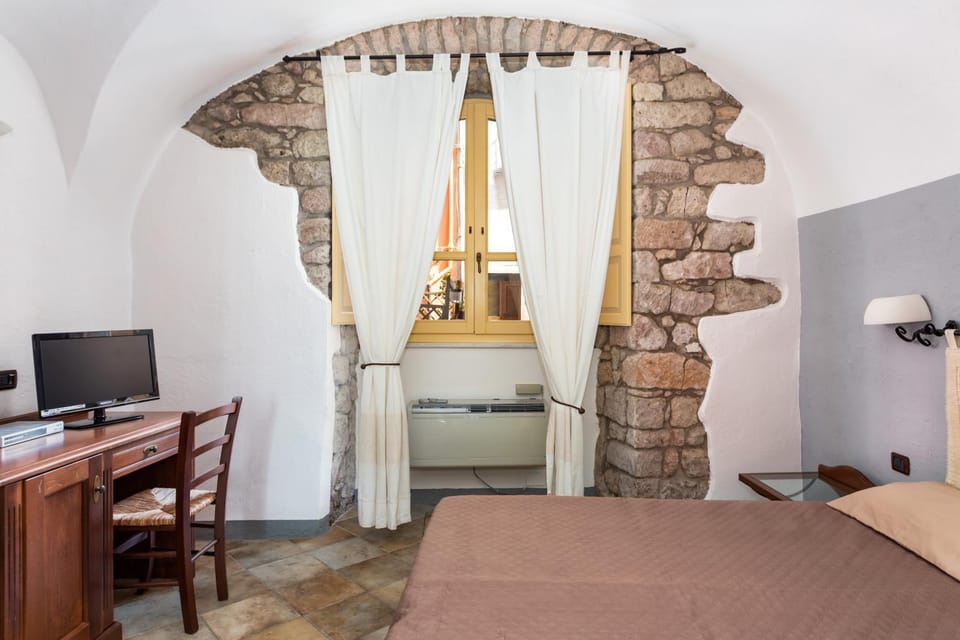 Photo of the whole room, Bedroom, Inner courtyard view