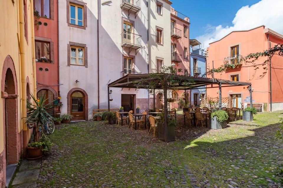 Property building, Patio, Restaurant/places to eat, Garden view