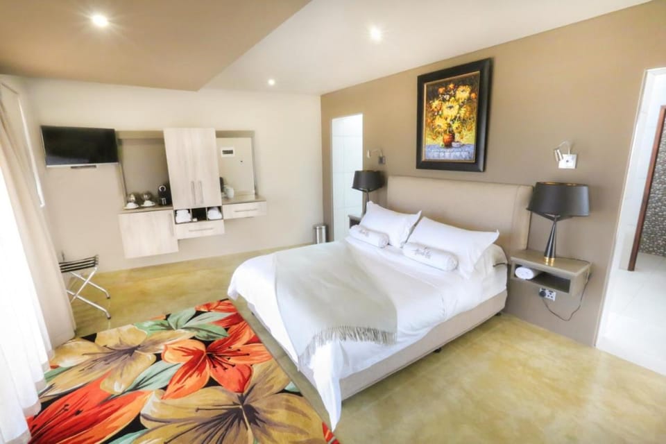 Bed, TV and multimedia, Bedroom