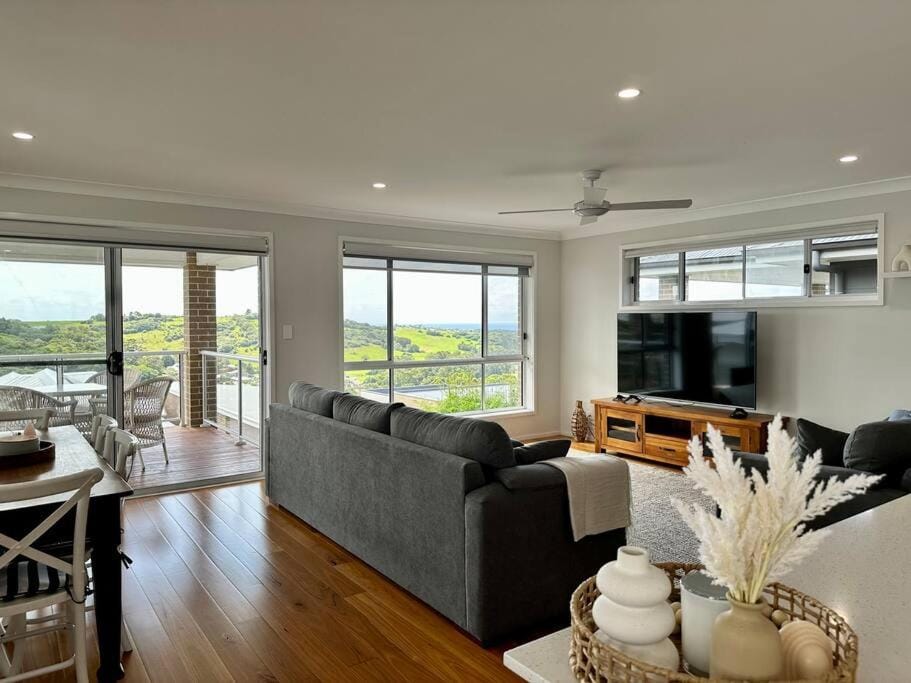 Natural landscape, TV and multimedia, Living room