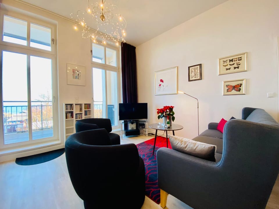 TV and multimedia, View (from property/room), Living room, Seating area