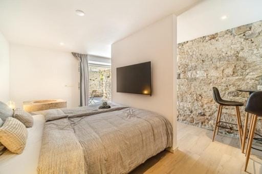 Bed, TV and multimedia, Photo of the whole room, Bedroom