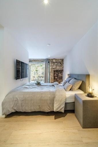 Bed, TV and multimedia, Bedroom