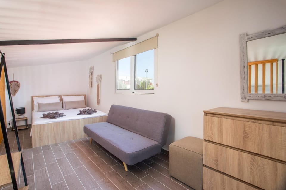 Photo of the whole room, Bedroom