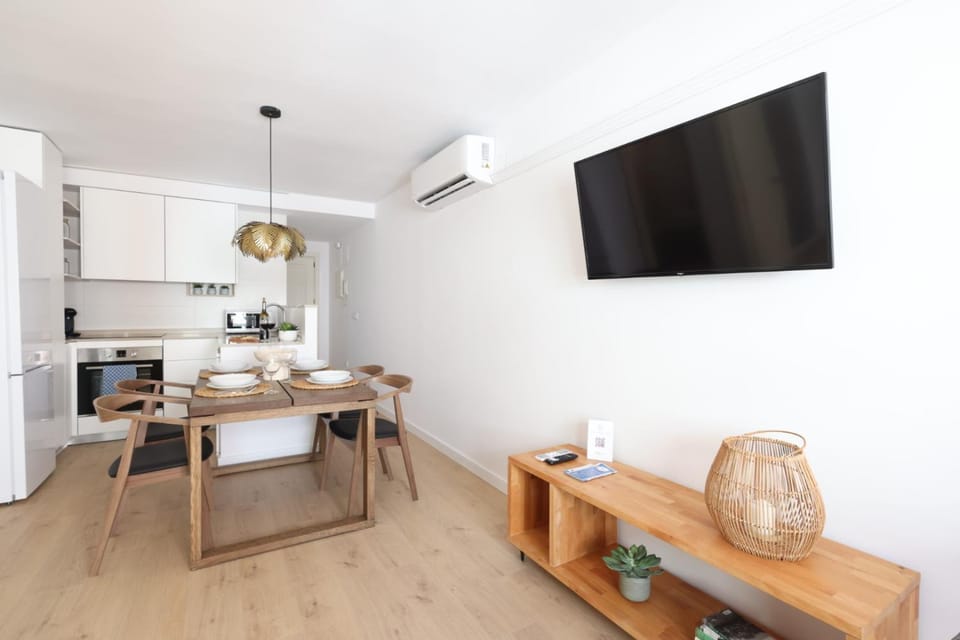 TV and multimedia, Coffee/tea facilities, Kitchen or kitchenette, Living room, Photo of the whole room, Seating area, Dining area, minibar, pet friendly, stove, air conditioner