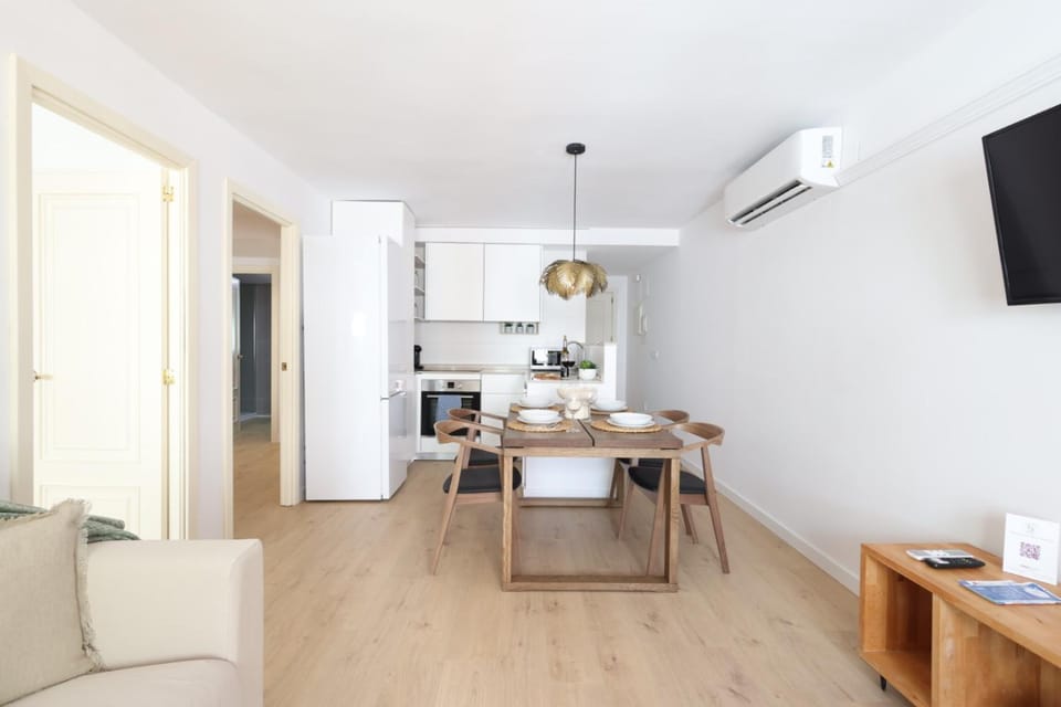 TV and multimedia, Coffee/tea facilities, Kitchen or kitchenette, Living room, Seating area, Dining area, minibar, pet friendly, stove, air conditioner