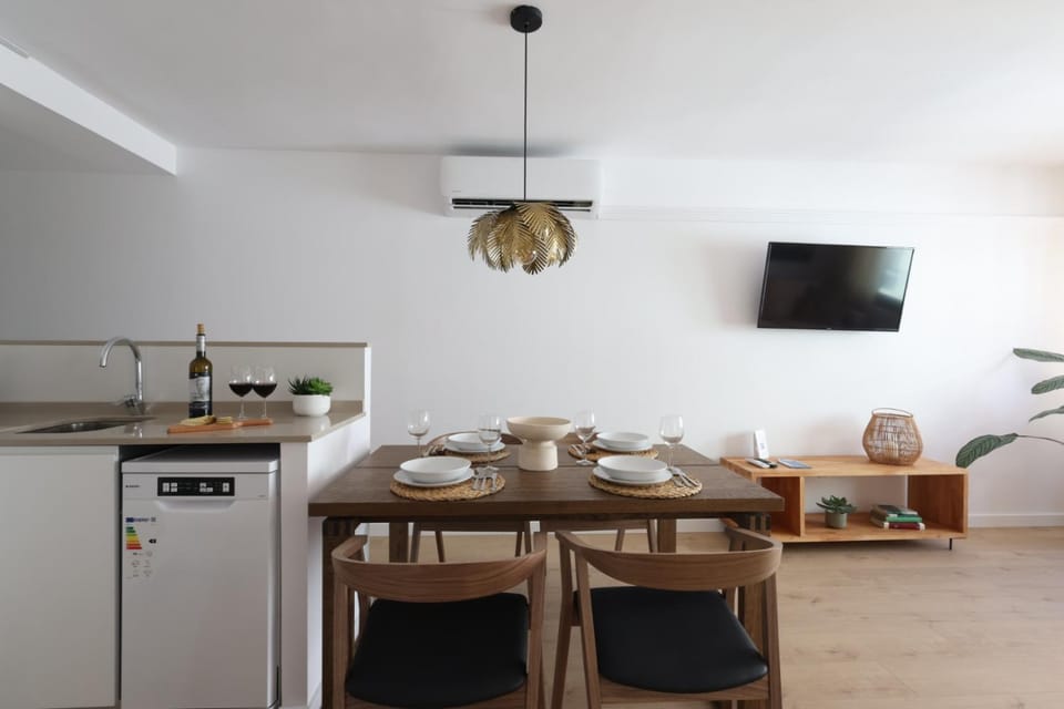 TV and multimedia, Coffee/tea facilities, Kitchen or kitchenette, Dining area, dishwasher, minibar, pet friendly, air conditioner