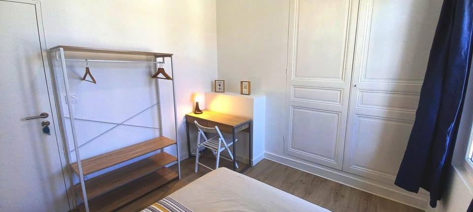 Photo of the whole room, Bedroom, wardrobe