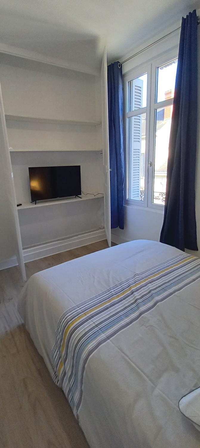 Bed, TV and multimedia, Photo of the whole room, Bedroom