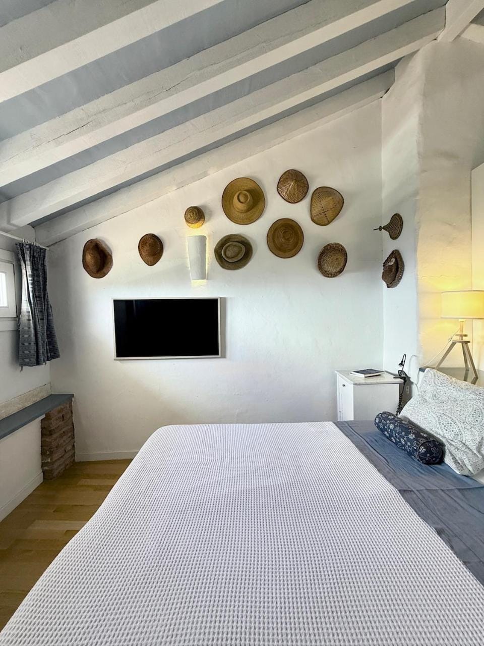 Bed, TV and multimedia, Bedroom