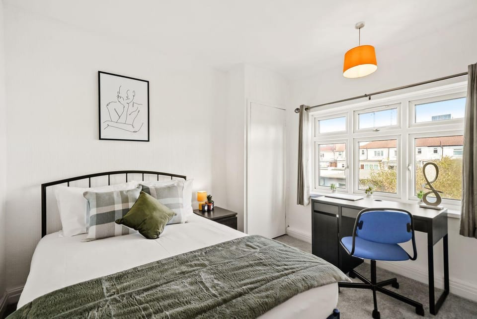 Bed, Photo of the whole room, Bedroom