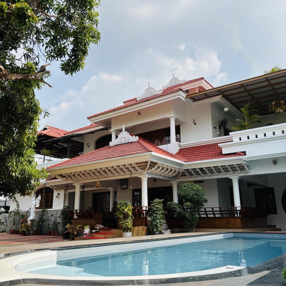 Parudeesa - Luxurious Palace look with pool-Near CBD - Kerala - India with Breakfast Vacation rental in Kerala
