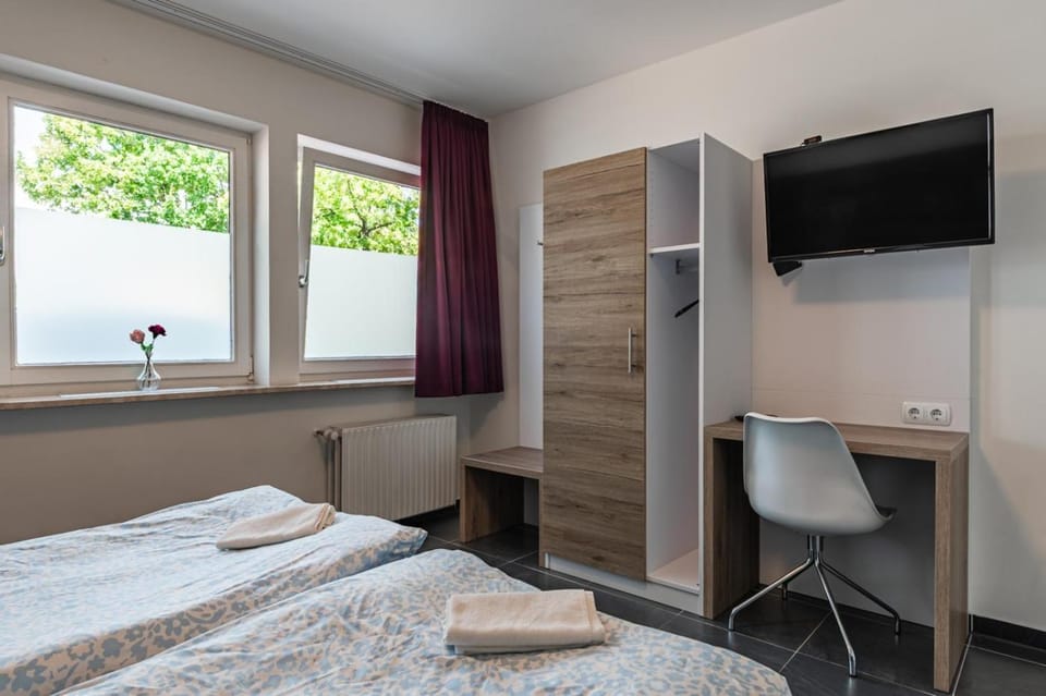 Bed, TV and multimedia, Bedroom