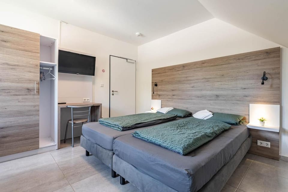 Bed, TV and multimedia, Photo of the whole room, towels, wardrobe