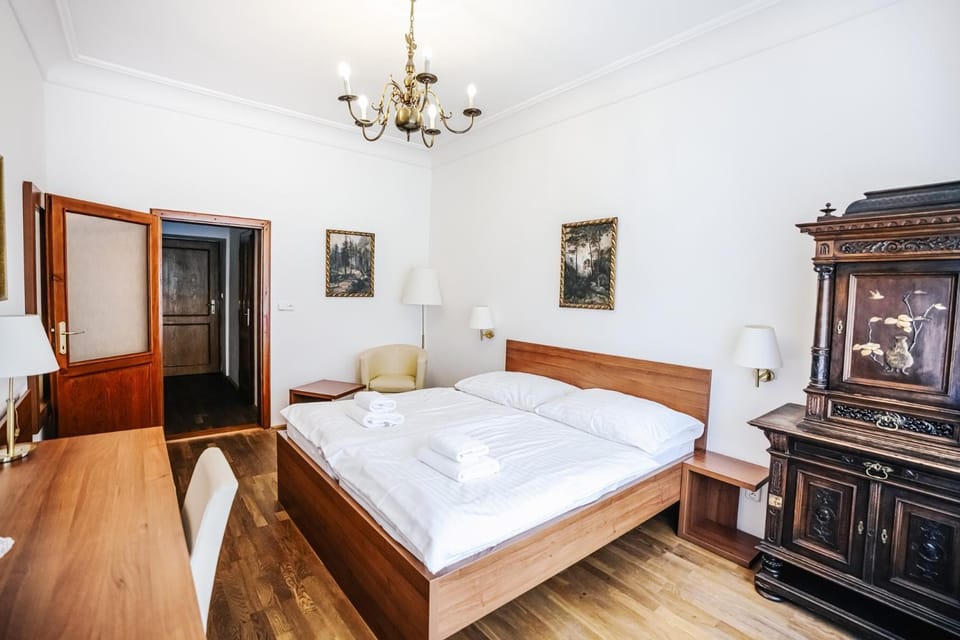 Bed, Photo of the whole room, Seating area, towels
