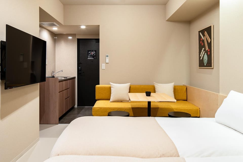 Bed, TV and multimedia, Seating area