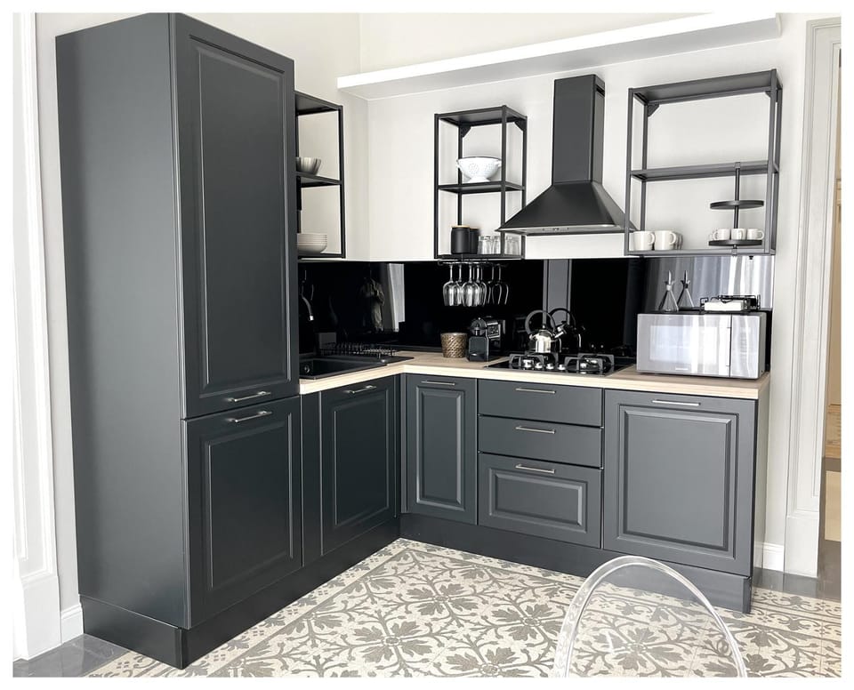 Coffee/tea facilities, Kitchen or kitchenette, minibar, stove