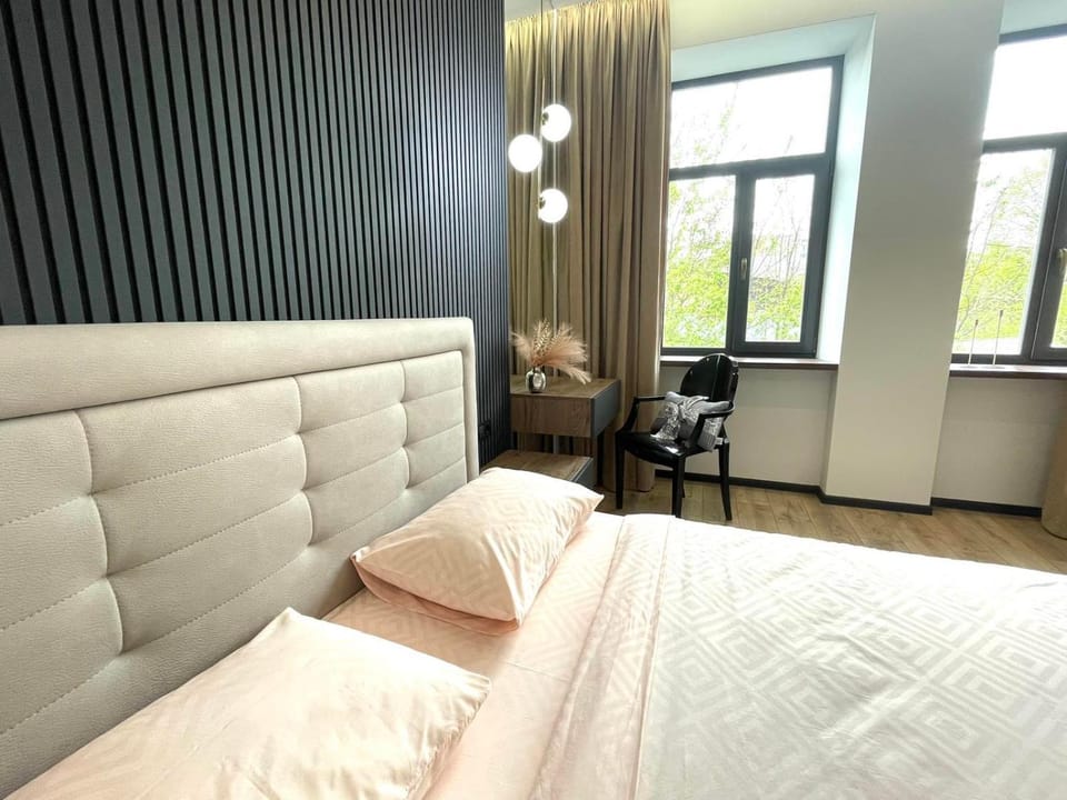 Bed, Seating area, Bedroom