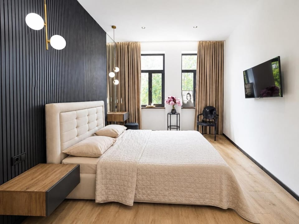 Bed, TV and multimedia, Photo of the whole room, Bedroom