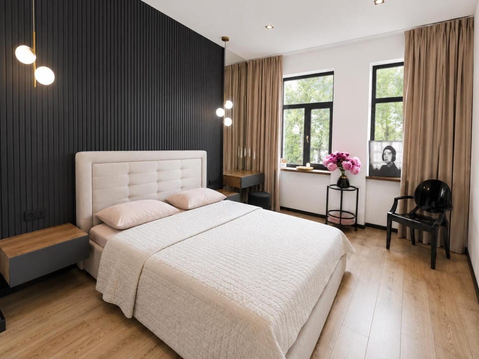 Bed, Photo of the whole room, Seating area, Bedroom