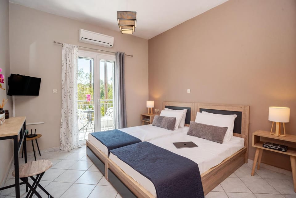 Bed, TV and multimedia, Bedroom