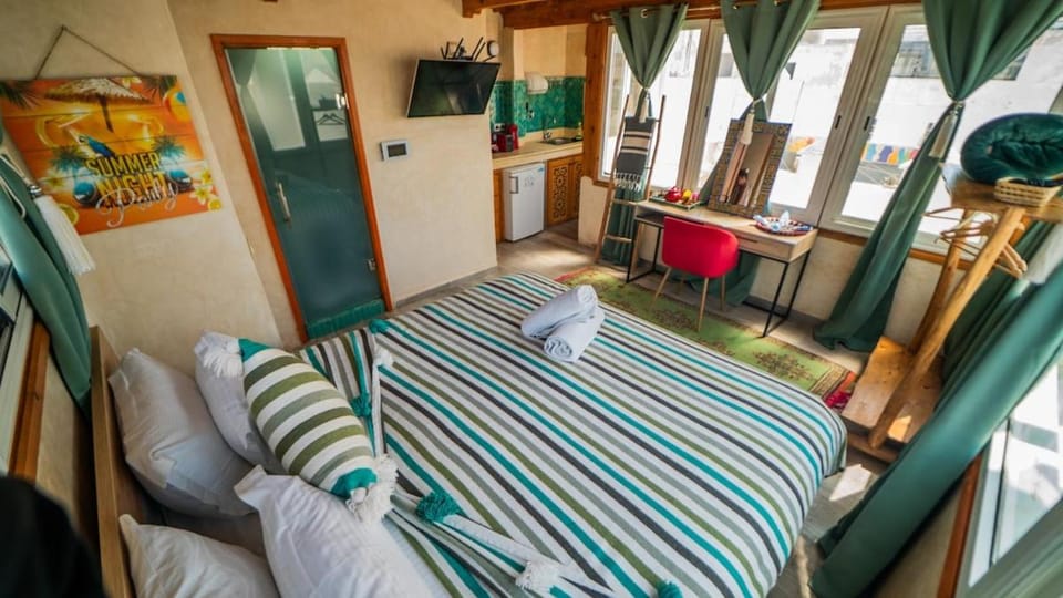 Bed, TV and multimedia, Photo of the whole room, Bedroom