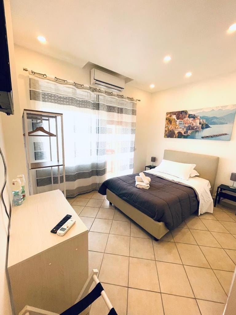 Bed, TV and multimedia, Photo of the whole room, air conditioner